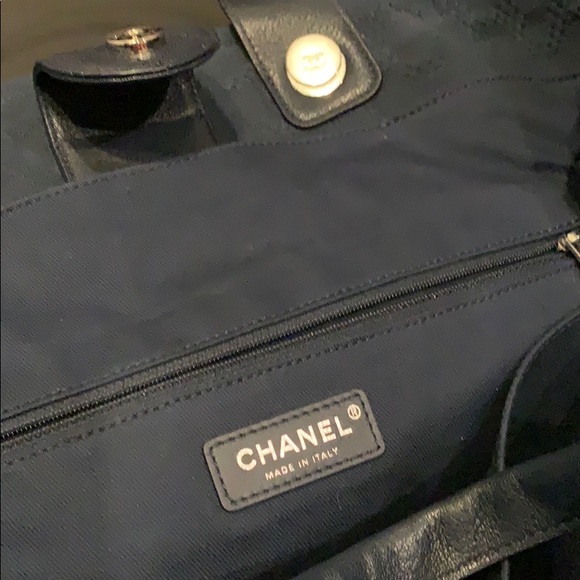 Chanel N0523 large shopping bag in navy - Picture 7 of 8